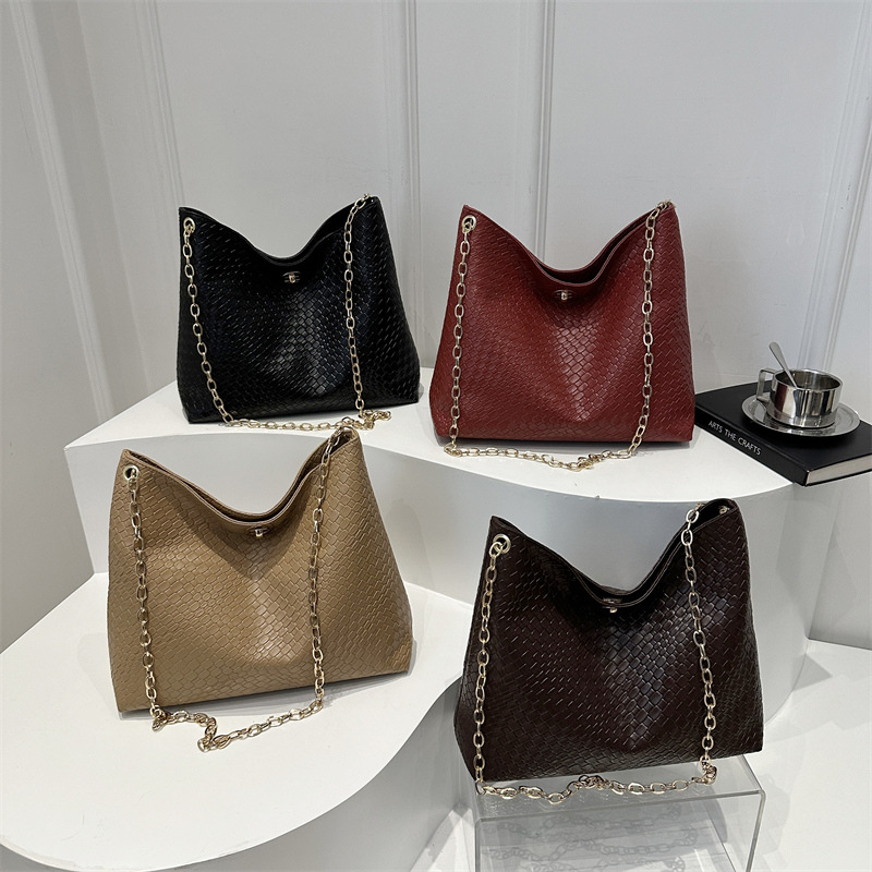 High-end quality large-capacity bag for women, new winter 2024 fashionable commuting single-shoulder bag, casual and versatile tote bag Application Scenario