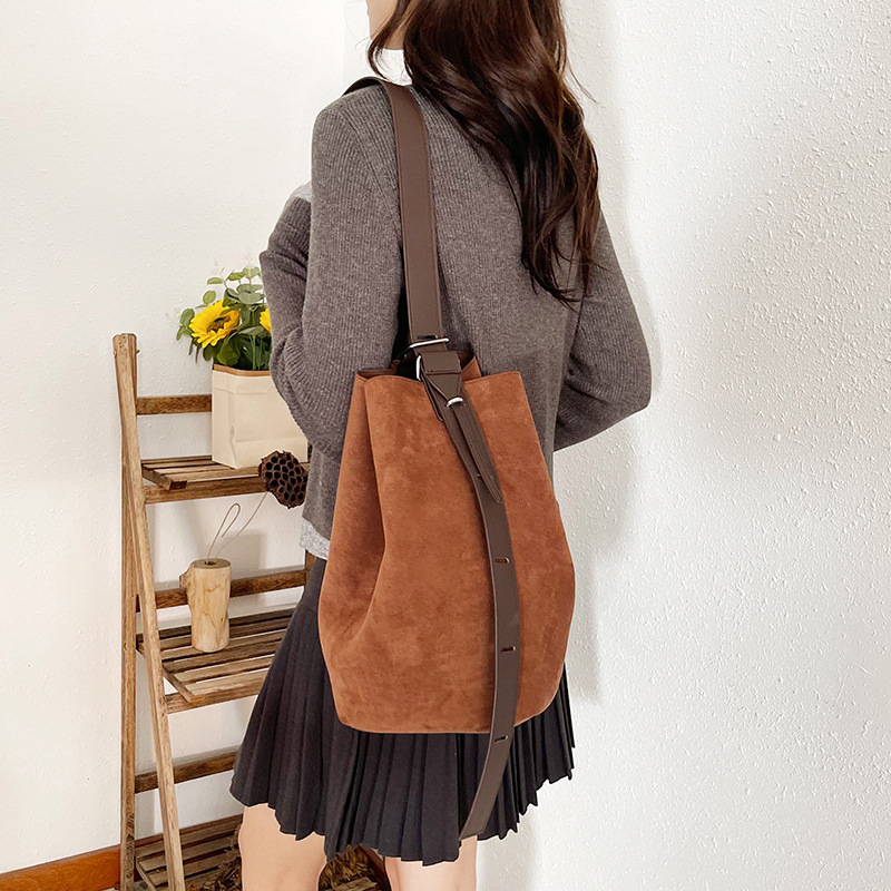The new 2024 autumn/winter collection features a unique frosted bucket bag with a high-end, versatile and fashionable design. It is a large-capacity single-shoulder crossbody bag Specification drawing