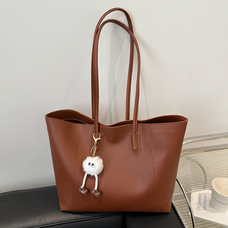 A fashionable, simple and casual commuter handbag with a new style. A simple Korean-style single-shoulder underarm bag and a stylish tote bag for women full figure