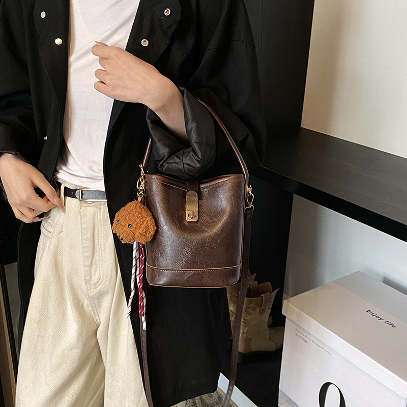 Fashionable and niche bucket bag, popular small bag, winter trend 2024 new retro single-shoulder crossbody bag details Picture