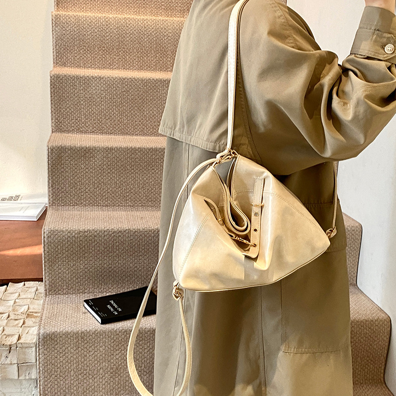 The minimalist Maillard large-capacity women's bag for 2024, a new casual and versatile backpack, tote bag, and a stylish and stylish commuter bag details Picture