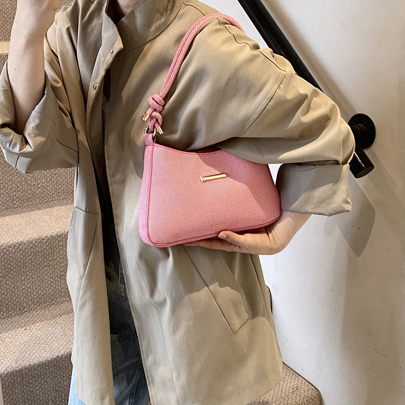 High-end style 2024 new trendy women's bag for autumn and winter, simple and versatile commuting single-shoulder bag, high-quality and niche underarm bag details Picture