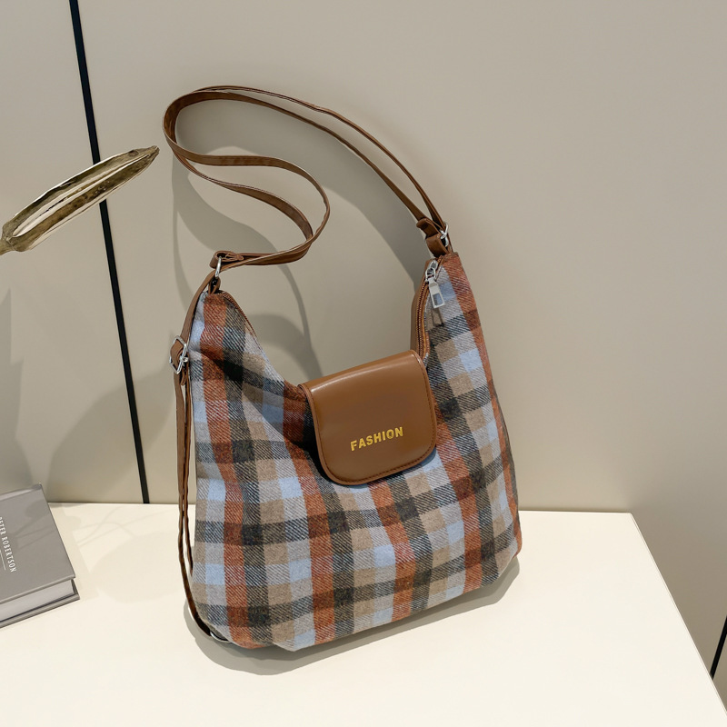 Winter color-blocking checkered texture single-shoulder crossbody bag, large-capacity college-style commuting backpack, fashionable crossbody bag full figure