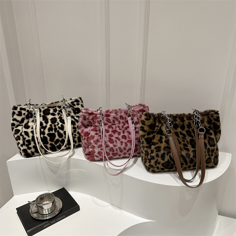 A plush leopard print personalized single-shoulder bag for women, a new autumn/winter 2024 versatile ins underarm bag and a casual tote bag Application Scenario