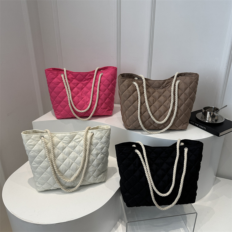 Winter cotton-padded bag for women 2024 New large-capacity diamond-shaped nylon bag, simple and casual commuting single-shoulder tote bag Application Scenario
