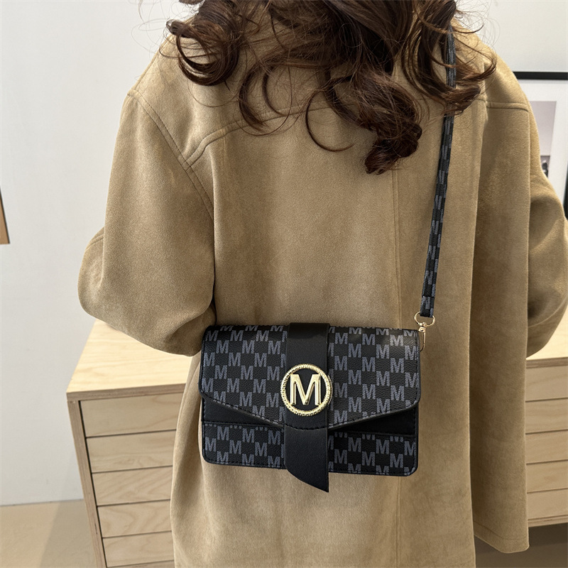 A new 2025 stylish and artistic underarm bag for women, a unique and simple square bag with letter prints and a high-quality single-shoulder bag Specification drawing