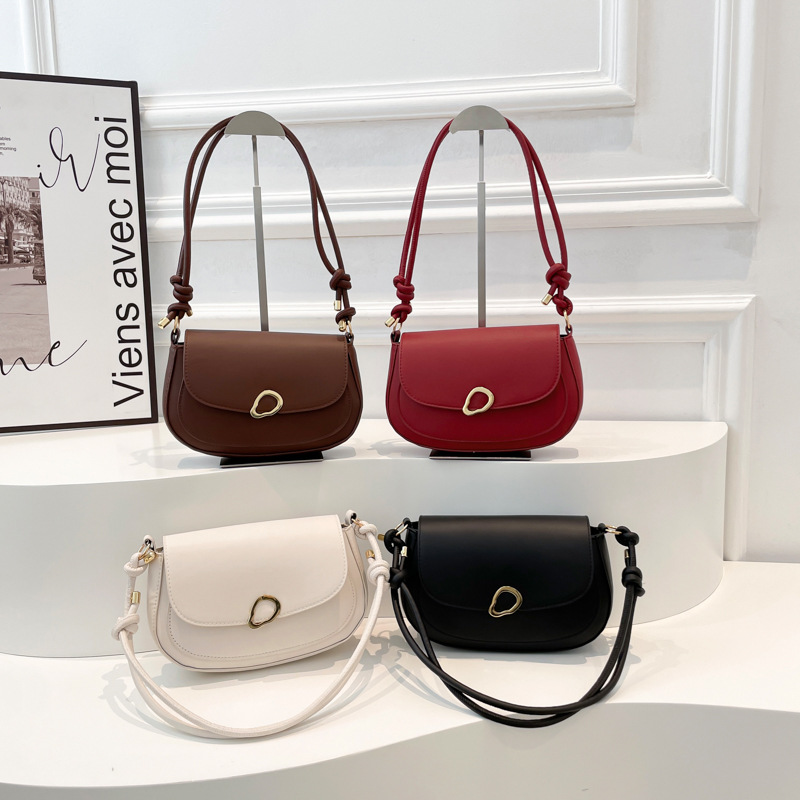 Cross-border retro fashion underarm bag for women 2024 winter new style, high-end saddle bag, large capacity single-shoulder bag Application Scenario