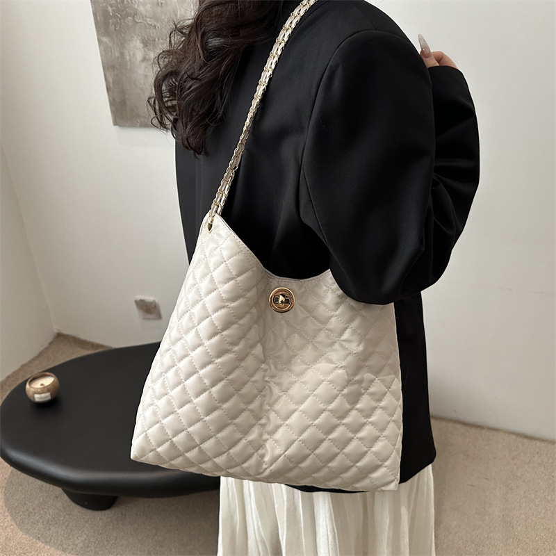 Underarm bag, women's bag, large capacity, 2024 new winter niche diamond-shaped chain bag, fashionable single-shoulder crossbody bag details Picture