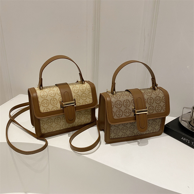 New Spring 2025 fashionable casual shoulder bag, retro color contrast simple shoulder bag, commuting simple and stylish crossbody bag Application Scenario