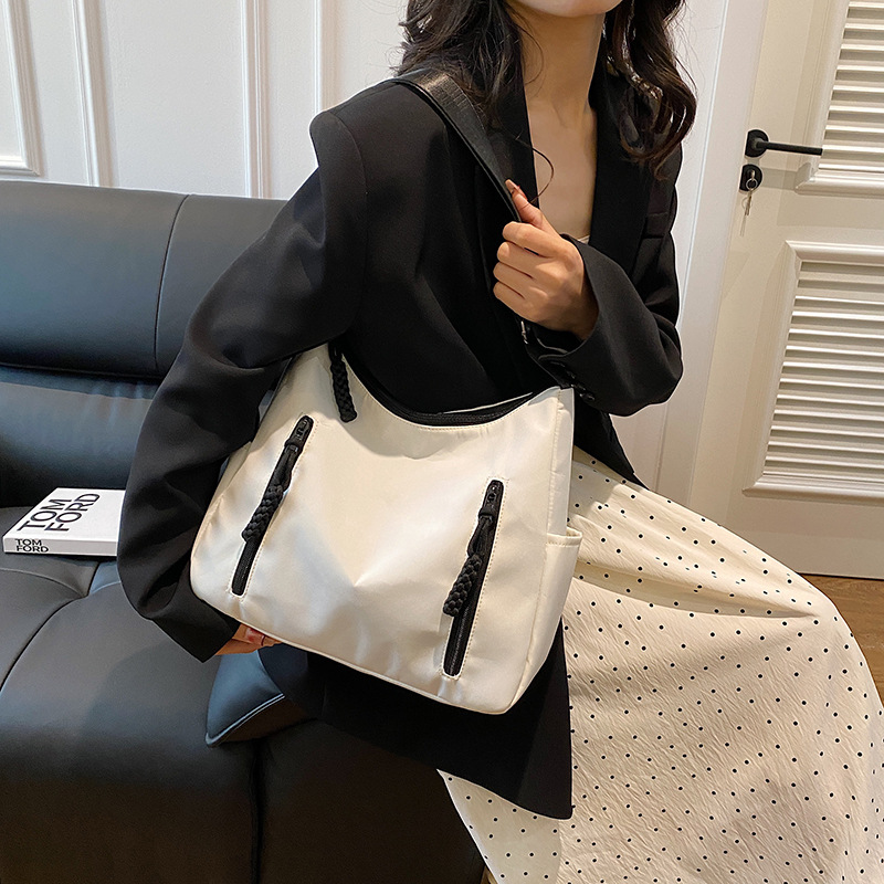 The large-capacity dumpling bag of the trendy brand is selling well across borders. The personalized and fashionable single-shoulder bag is a Korean-style casual and stylish crossbody bag Application Scenario