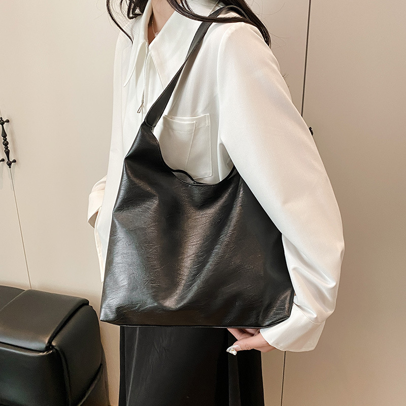 This year, large-capacity bags are in vogue. The new spring 2025 single-shoulder bag is a retro, simple and commuter tote bag Specification drawing