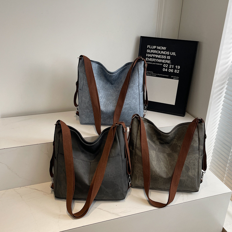 The laid-back textured Tote bag is a new large-capacity, versatile commuting backpack for women in autumn and winter. It is a stylish single-shoulder crossbody bag Application Scenario