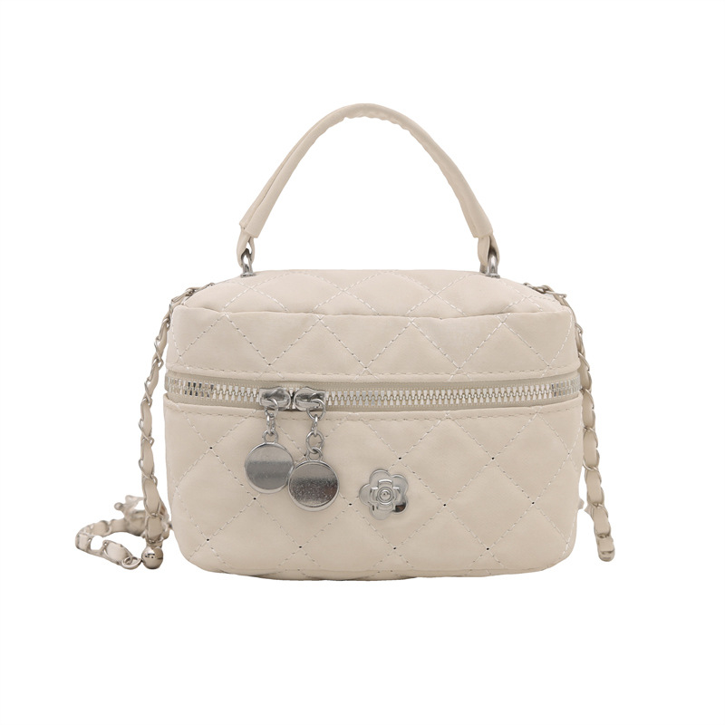 A stylish handbag for women in 2025, featuring a diamond-shaped chain bag, a mini opening red envelope, a single-shoulder bag and a stylish crossbody bag Item Picture