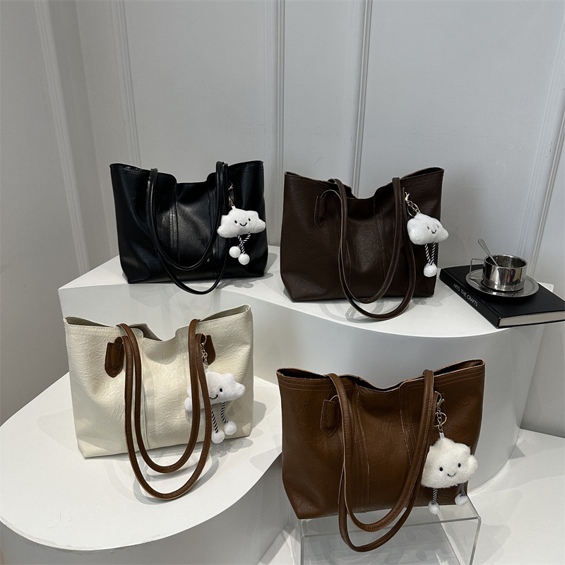 A new 2024 winter versatile and simple handbag with a large capacity single-shoulder tote bag for casual work and commuting Application Scenario