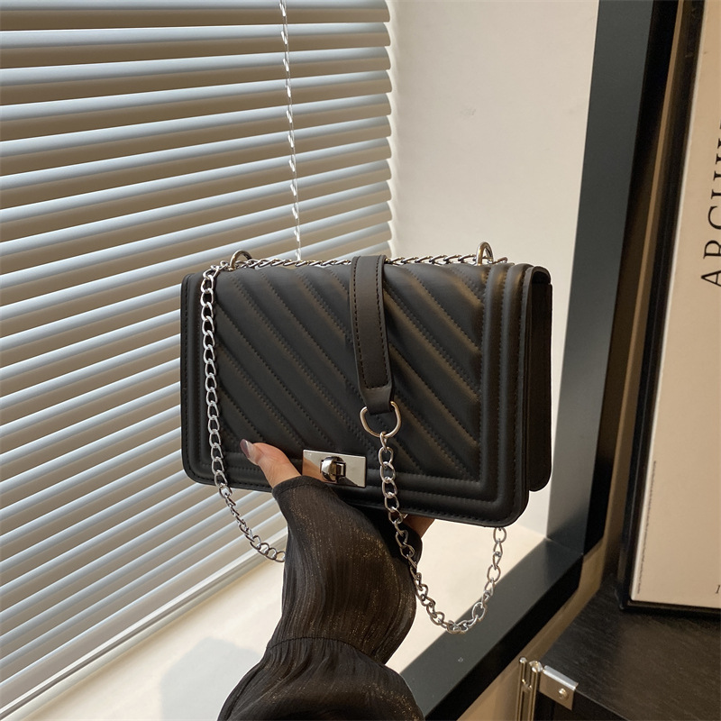 The new 2024 autumn collection features niche designs such as single-shoulder bags, casual and versatile underarm bags, women's bags, and simple crossbody bags full figure