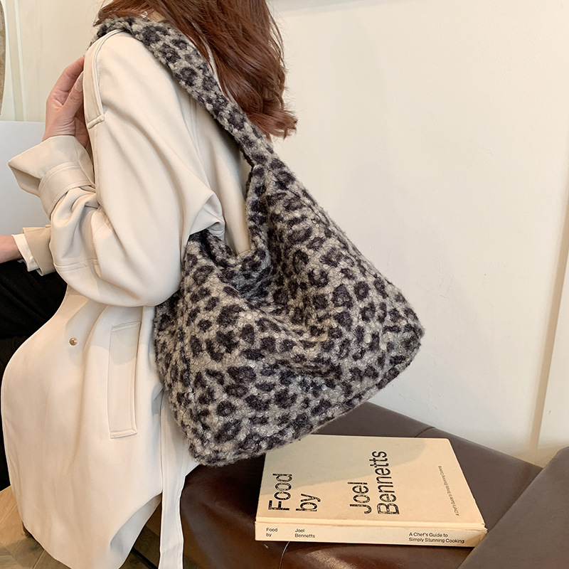 New autumn and winter textured velvet bag, large-capacity underarm single-shoulder bag, ins style mother and child bag, leopard print autumn and winter tote bag Application Scenario
