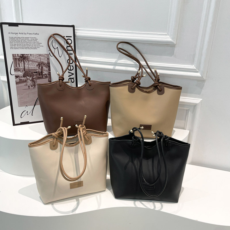 Simple and stylish large-capacity tote bag 2025 new style, fashionable and versatile casual women's bag, single-shoulder commuting underarm bag Application Scenario