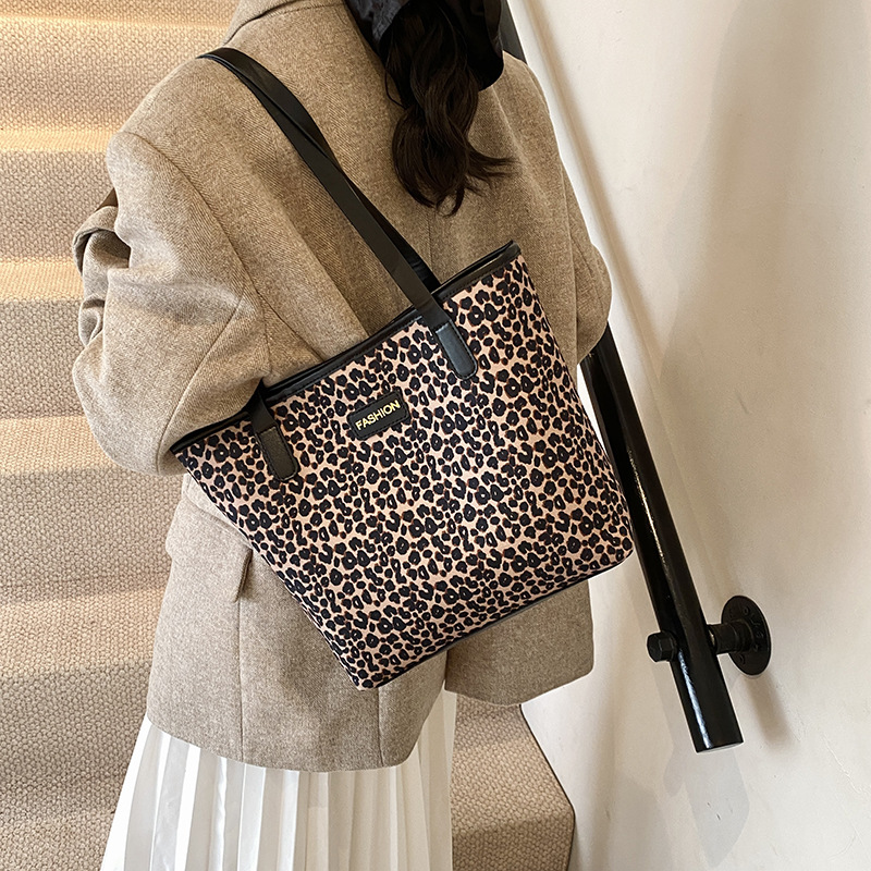 This year, the 2024 new large-capacity school commuting bag, the leopard print bag, and the stylish single-shoulder tote bag with a patchwork design are all the rage for women Specification drawing