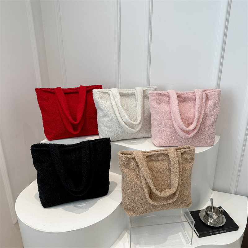 Winter ladies' hand-held stylish plush small bag, a new 2024 trendy and fashionable commuting all-in-one furry handbag for women Application Scenario