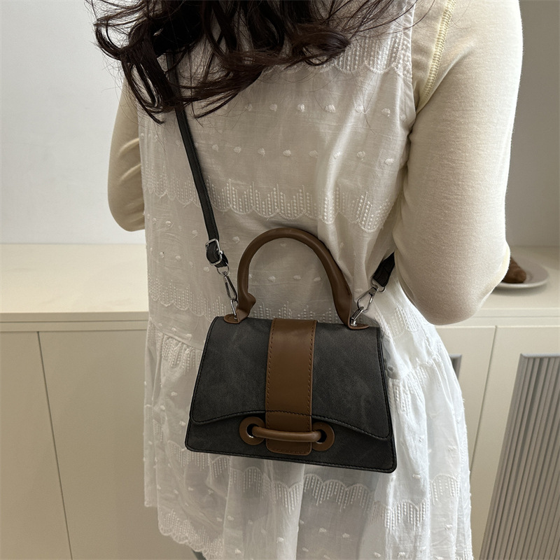The new spring 2025 niche crossbody bag features a mini and stylish design, a single-shoulder bag with lychee pattern and a small square hand-held bag Specification drawing