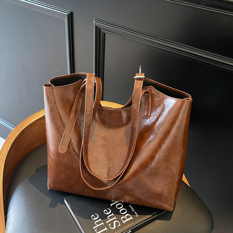 Winter new oil-wax leather large-capacity tote bag for women 2024, Korean high-end style, crack crack work commuting single-shoulder bag full figure