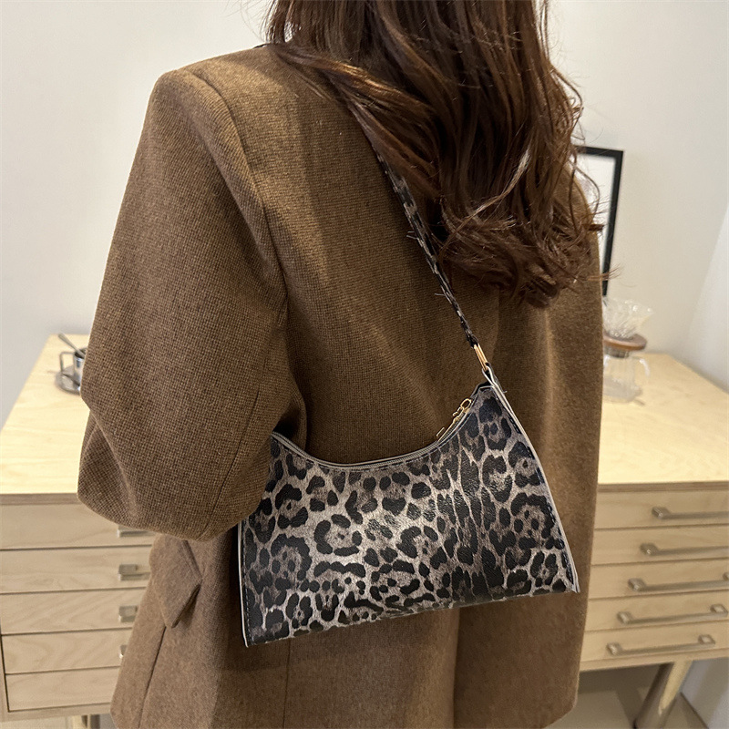 In 2024, new fashionable women's bags will be launched, including Korean-style trendy and stylish hand-held women's bags, leopard print single-shoulder underarm bags, and baguette bags details Picture