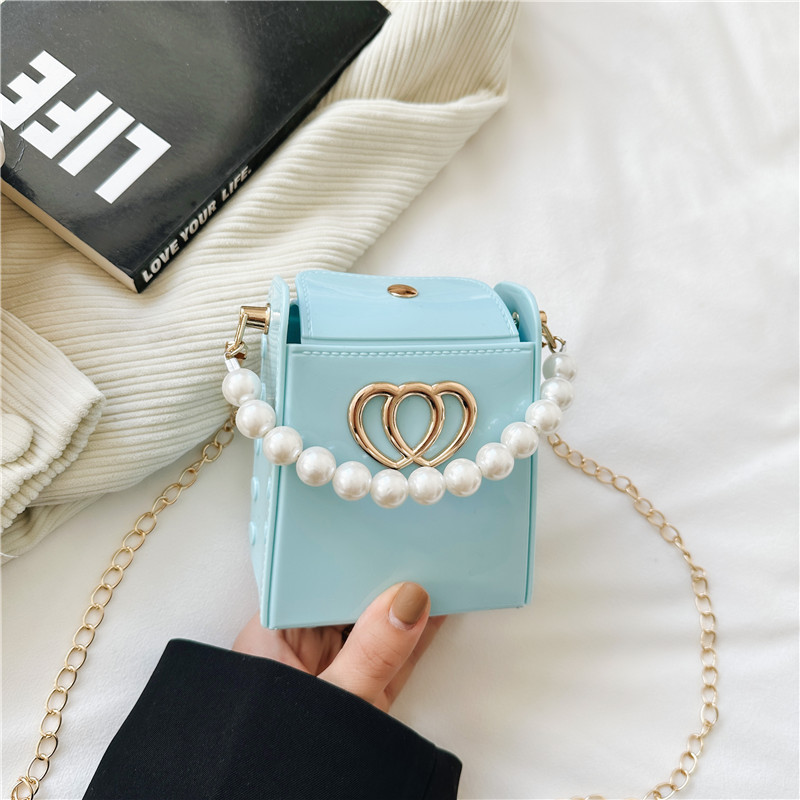 2025 New mini cigarette box bag, pearl hand-held chain bag, fashionable single-shoulder diagonal cross, heart-shaped lock, small square bag for women Application Scenario
