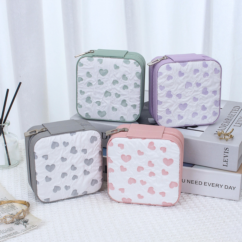 The new portable jewelry box exudes a sweet and high-end charm. It features jewelry, necklaces, rings, earrings, stud accessories, and is suitable for home storage and cross-border use Application Scenario