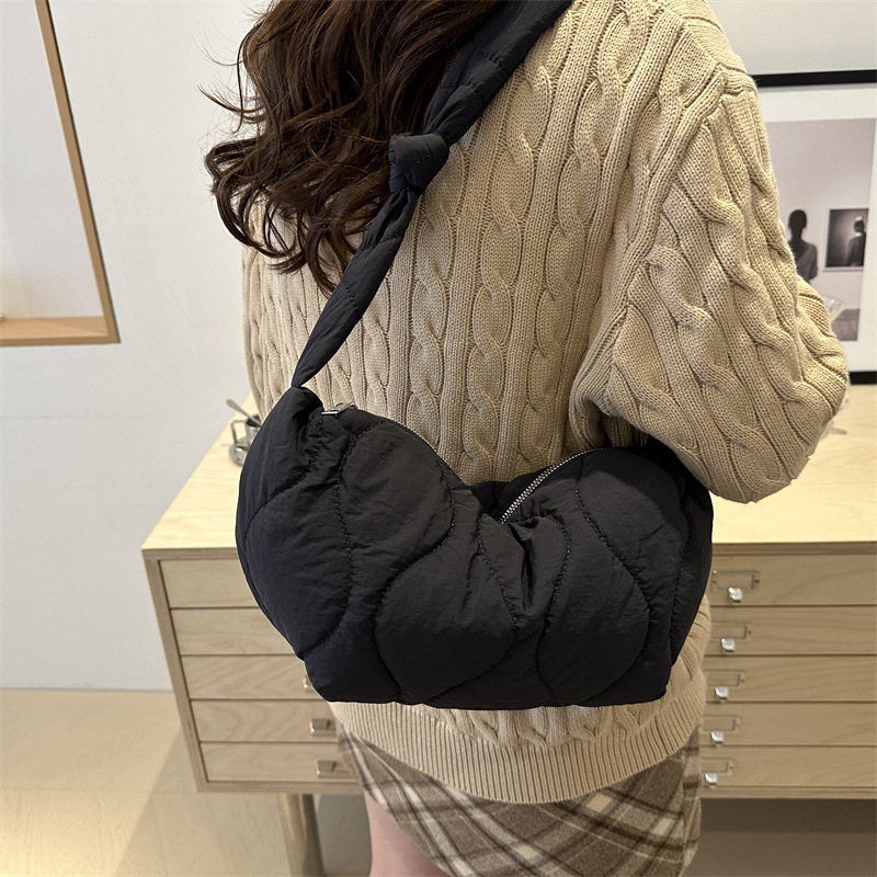 The new 2024 stylish and elegant single-shoulder crossbody bag features a solid color cotton jacket and a high-quality crossbody dumpling bag for women Specification drawing
