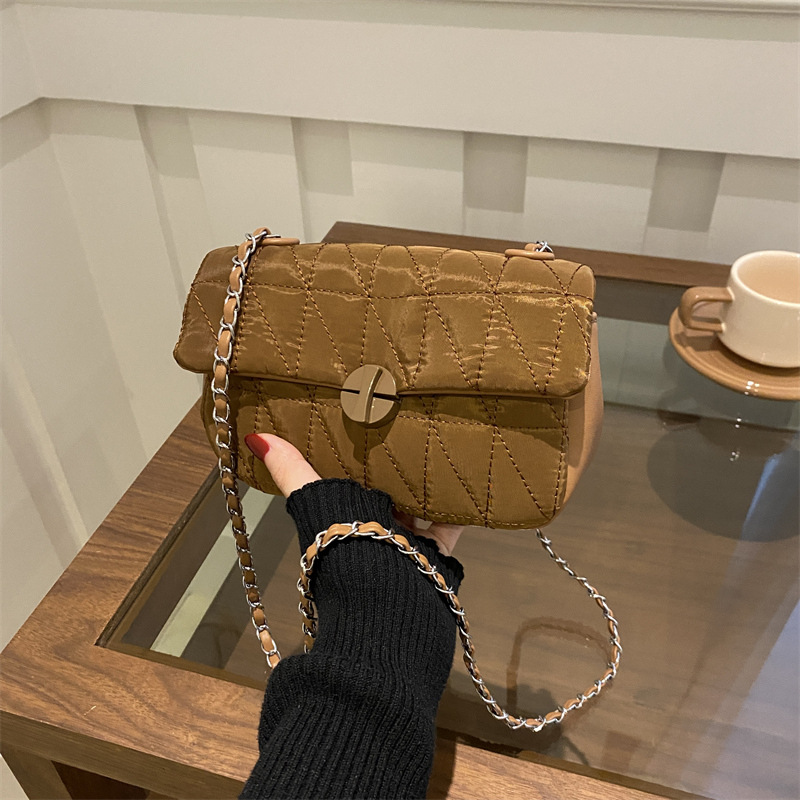 This year's popular single-shoulder small square bag is a niche design chain crossbody bag for women with a high-quality autumn texture in 2024 full figure
