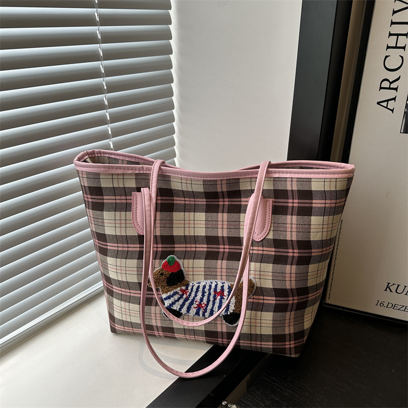 2024 New trendy and niche design single-shoulder bag, casual commuting large-capacity bag, women's hand-held tote bag full figure