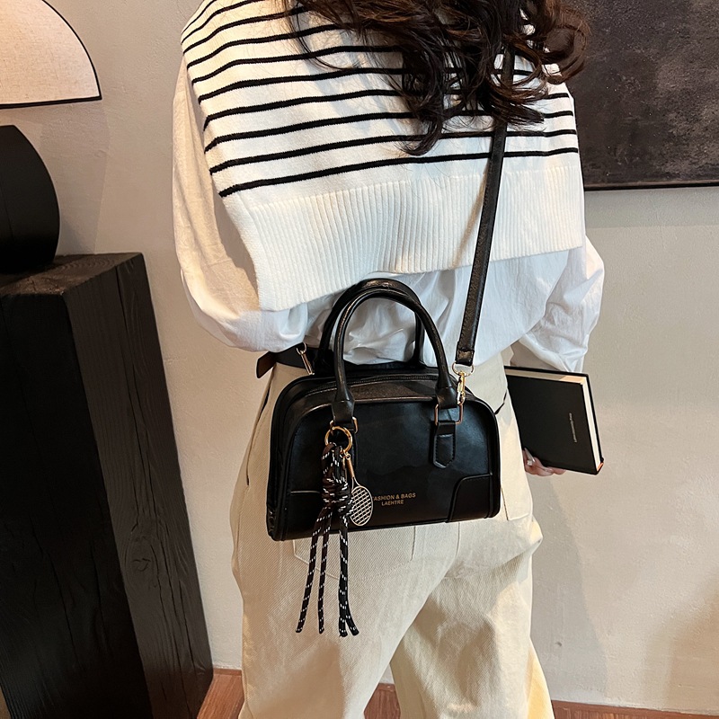 A high-end and fashionable pillow bag for spring 2025, a simple and casual single-shoulder bag, a trendy commuting crossbody bag details Picture