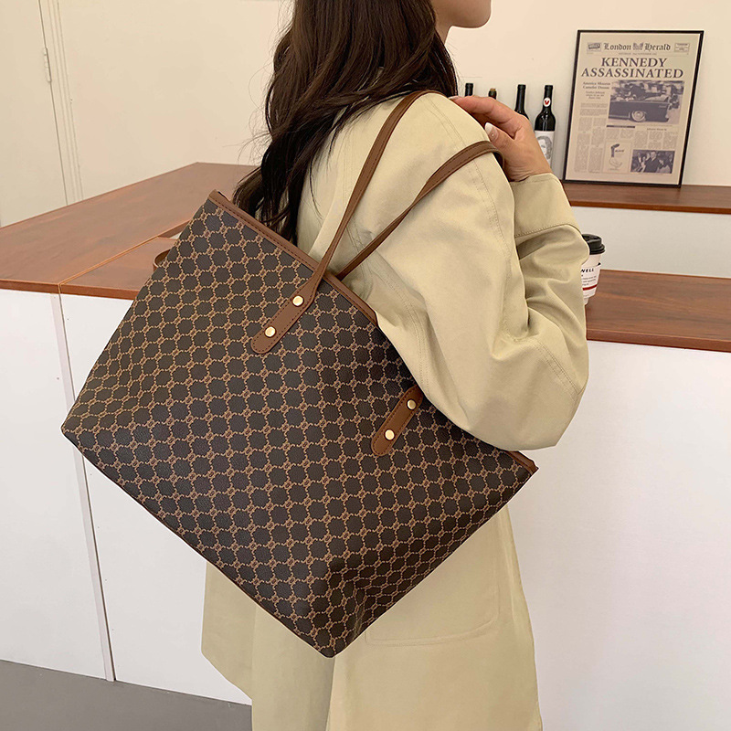 Commuter personalized large-capacity tote bag, new autumn 2024, elegant, niche and trendy single-shoulder bag, high-quality women's bag details Picture