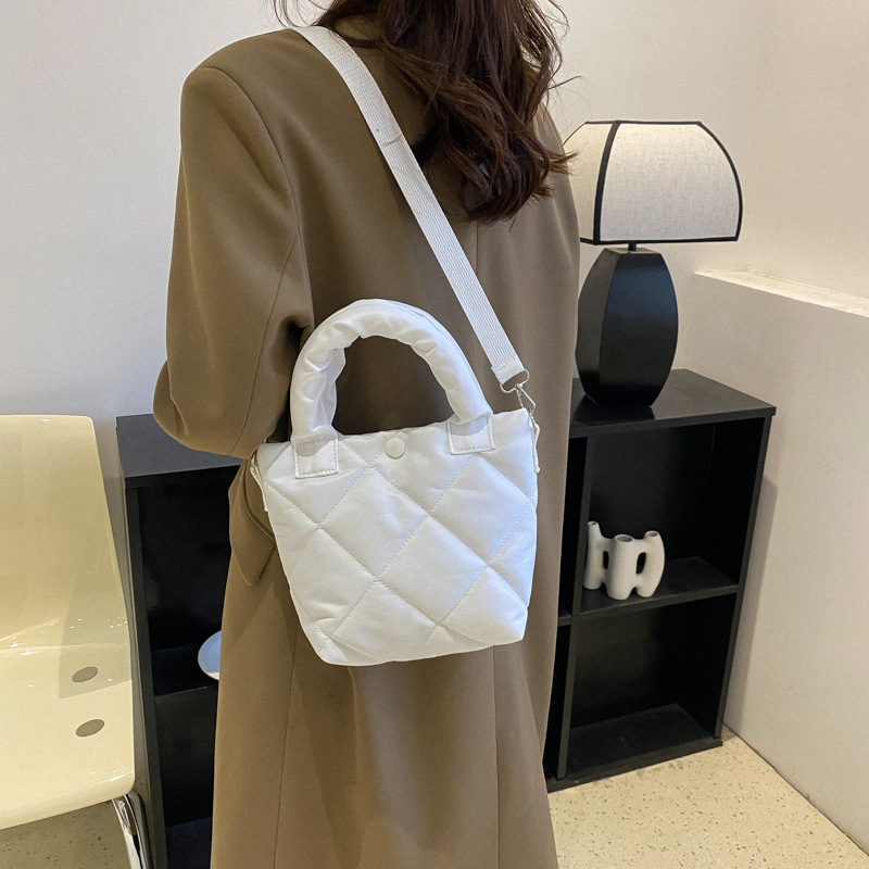 Embroidered thread bag for women 2024 New style, fashionable large-capacity single-shoulder bag, stylish and versatile pleated hand-held crossbody bucket bag details Picture