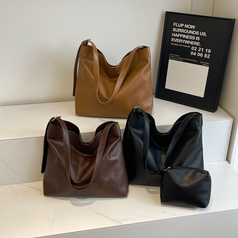 Retro and high-end large-capacity underarm tote bag for women, 2024 new autumn and winter simple and casual single-shoulder crossbody bag Application Scenario