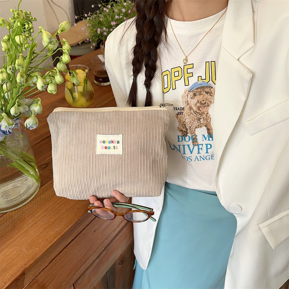 4422 Retro corduroy cosmetic bag, solid color clutch, portable large-capacity toiletry bag, Textured inner liner bag Application Scenario