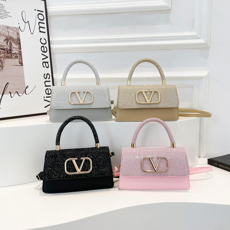 The simple and retro handbag trend is popular. The small square bag is a high-end, stylish and casual crossbody bag for women Application Scenario