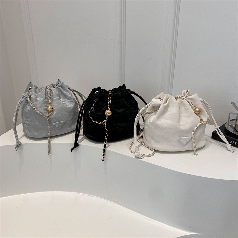 This year, retro bags are in fashion. The 2024 new women's bags are autumn casual chain crossbody bags and fashionable soft leather bucket bags Application Scenario