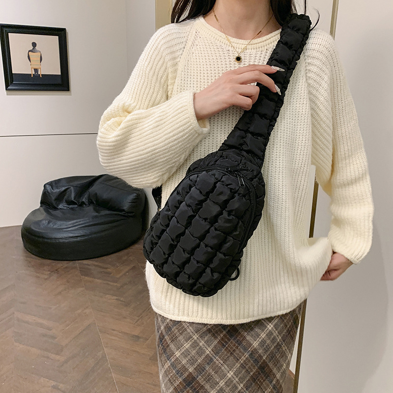 The new stylish and cute cloud bag, a solid color diamond-shaped single-shoulder underarm bag, is trendy and versatile, and a personalized crossbody bag details Picture
