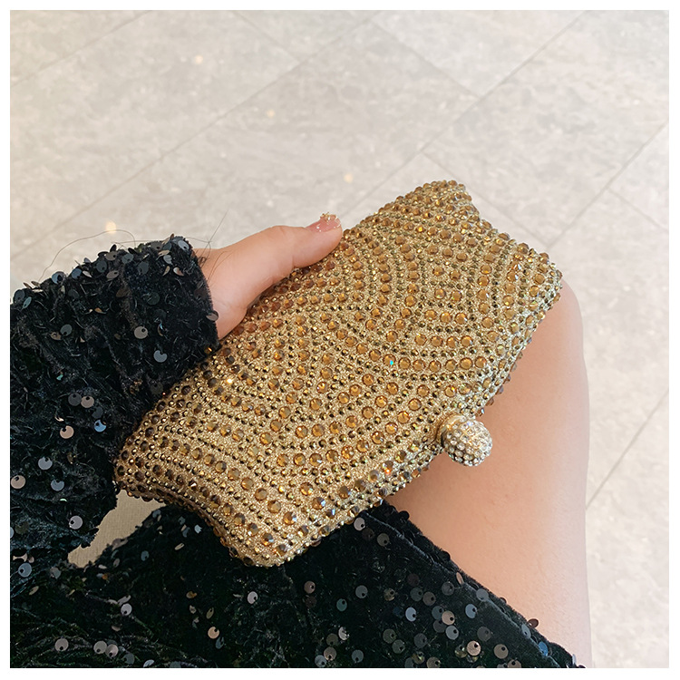 The cross-border fashion lady's shiny water diamond evening bag can be paired with evening gowns. It is a fashionable, elegant and stylish clutch bag Item Picture