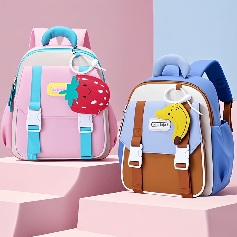 The new kindergarten schoolbag is lightweight and reduces the load. It is a trendy color-blocking backpack for children, both boys and girls, small sizes, and a travel backpack full figure
