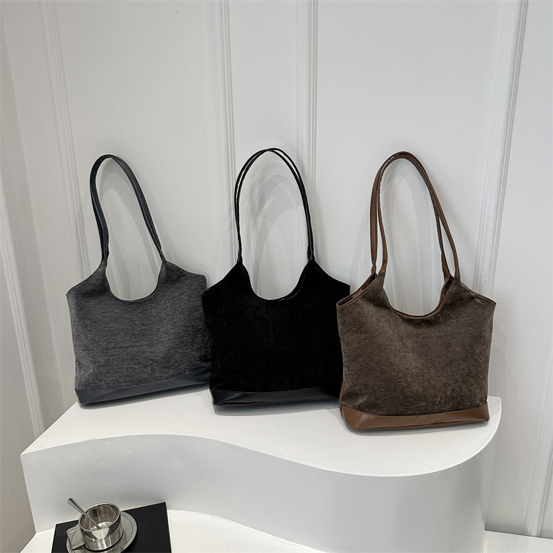 Retro large-capacity tote bag for women, 2024 new style versatile bucket bag with patchwork, laid-back commuting single-shoulder underarm bag Application Scenario