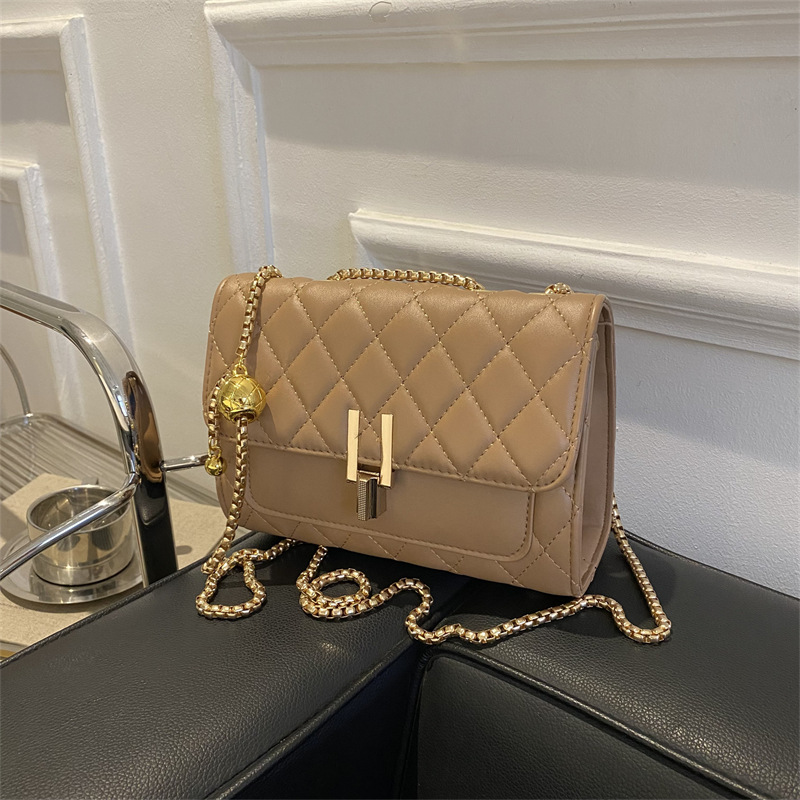 A stylish 2024 new ins diamond-shaped embroidered chain women's bag, a single-shoulder solid color small square bag for female students full figure