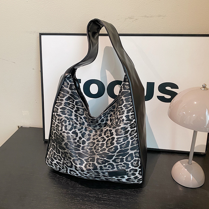 The new 2024 cross-border leopard print bucket bag is a versatile single-shoulder crossbody small bag. It exudes a high-end and stylish vibe for women and is a trendy handbag full figure