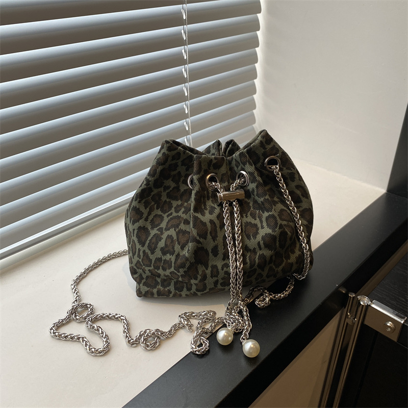2025 New leopard print trendy and simple single-shoulder bag, simple and casual commuting bucket bag, simple and fashionable crossbody women's bag full figure