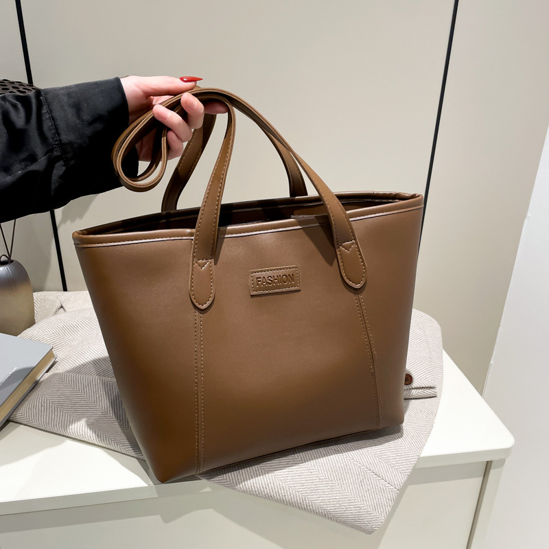 This year, large-capacity tote bags for women are in fashion. The new 2024 casual and simple underarm bag is trendy and versatile, as well as a single-shoulder bag for commuting full figure