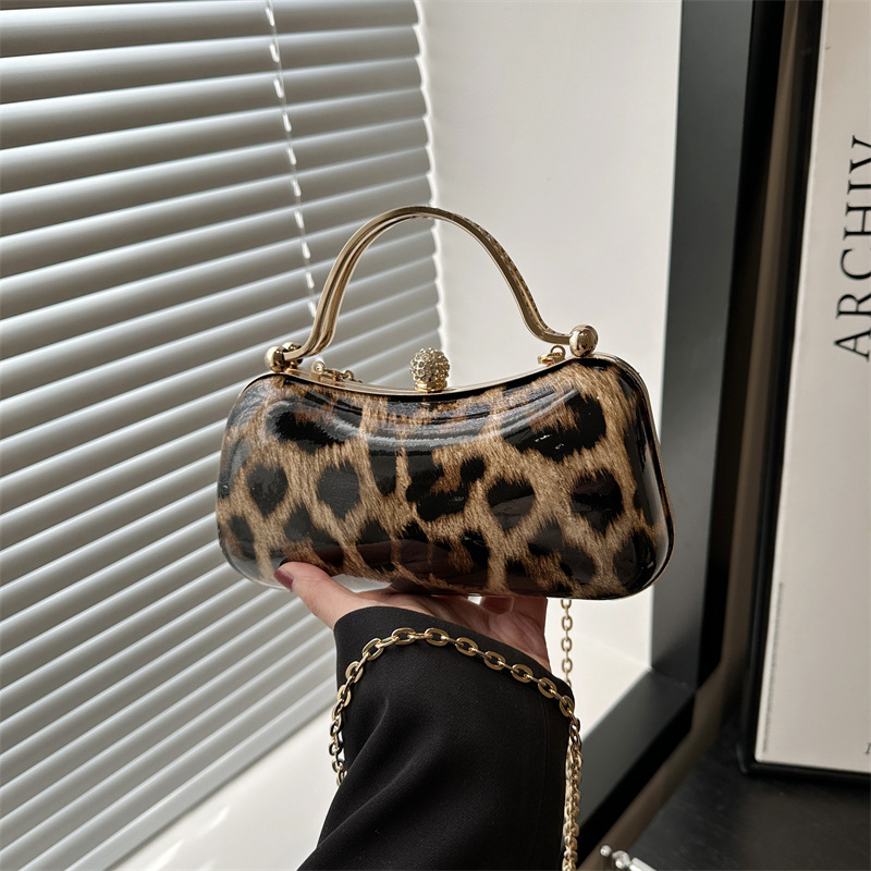 A new, fashionable and trendy leopard print single-shoulder bag and chain women's bag for the 2025 European and American style dinner party full figure