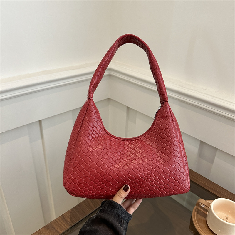 A new retro, casual and fashionable single-shoulder bag for women with a large capacity of woven diamond-patterned commuting dumplings full figure