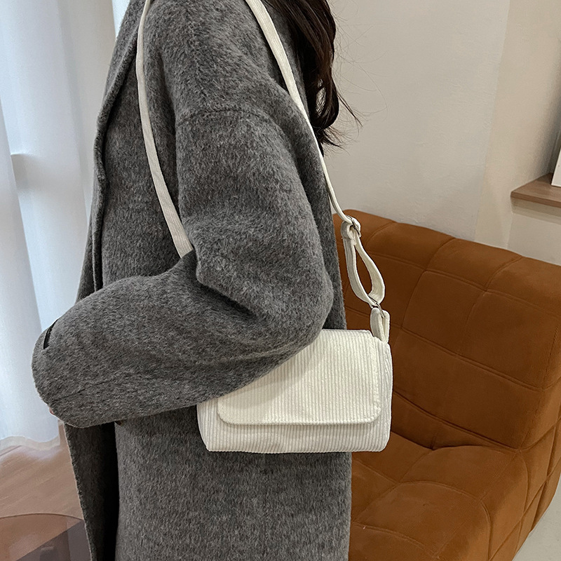 A new fashionable and versatile corduroy single-shoulder crossbody women's bag Application Scenario