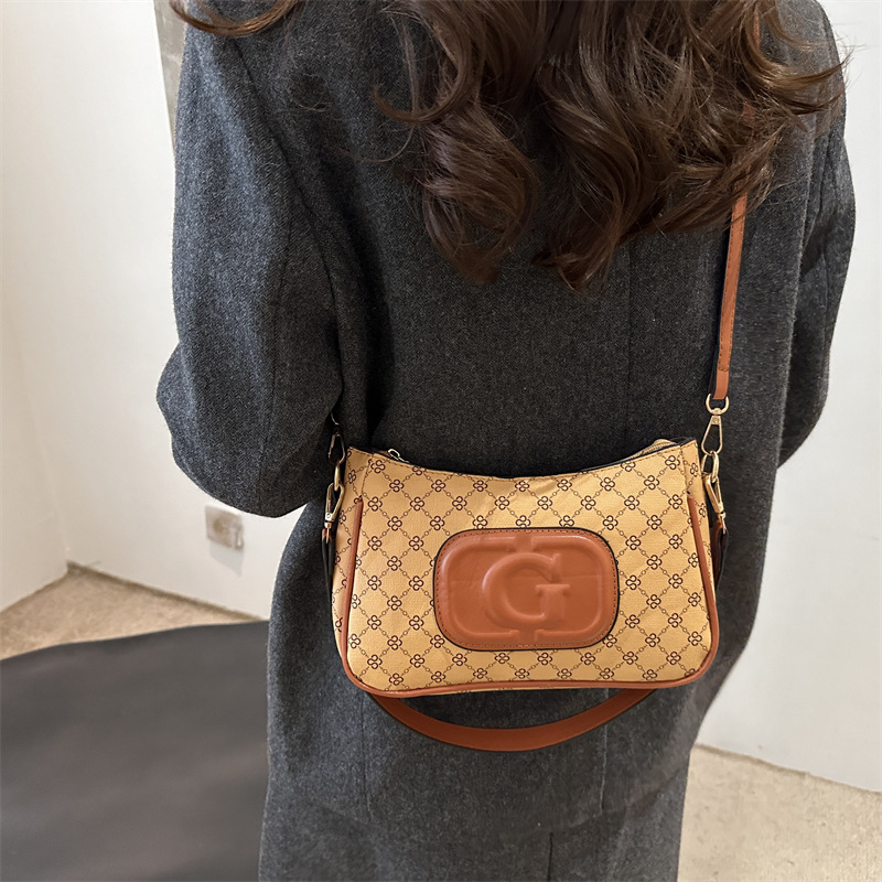 A new cross-border retro small square bag for women, a French fashion printed small square bag, a trendy and niche commuting single-shoulder crossbody bag details Picture